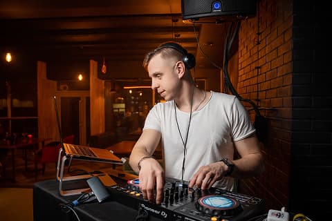 Диджей за пультом